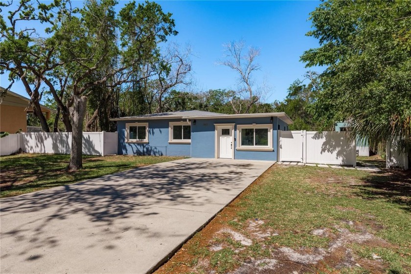 Amazing Multi-Unit Property for Sale! This fantastic home is - Beach Home for sale in Tampa, Florida on Beachhouse.com