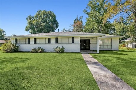 Great sprawling home in desirable Country Club Estates! Lots of - Beach Home for sale in Slidell, Louisiana on Beachhouse.com