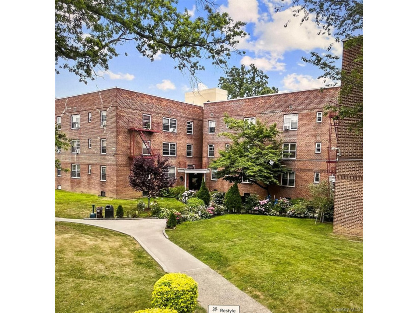 Experience this stunning Coop apartment featuring 1 spacious - Beach Home for sale in Flushing, New York on Beachhouse.com