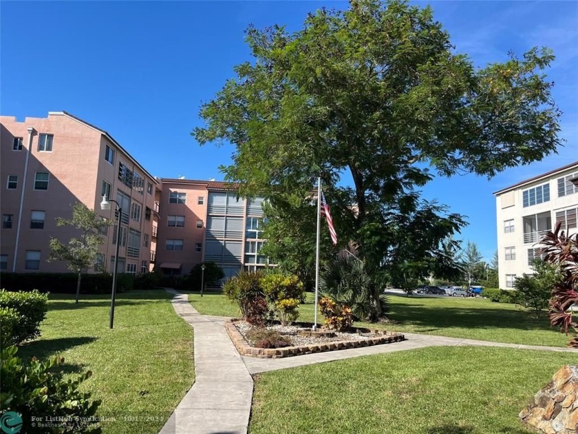 Somerset is a well-maintained and secure 55+ community.  This - Beach Condo for sale in Lauderdale Lakes, Florida on Beachhouse.com