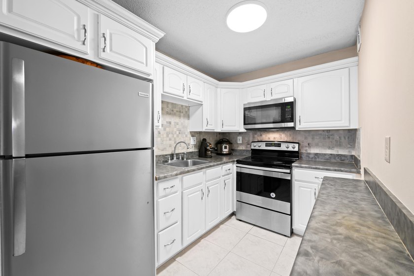 Bright & Airy 2/2 condo located at Sabal Palm Village in Tamarac - Beach Condo for sale in Tamarac, Florida on Beachhouse.com