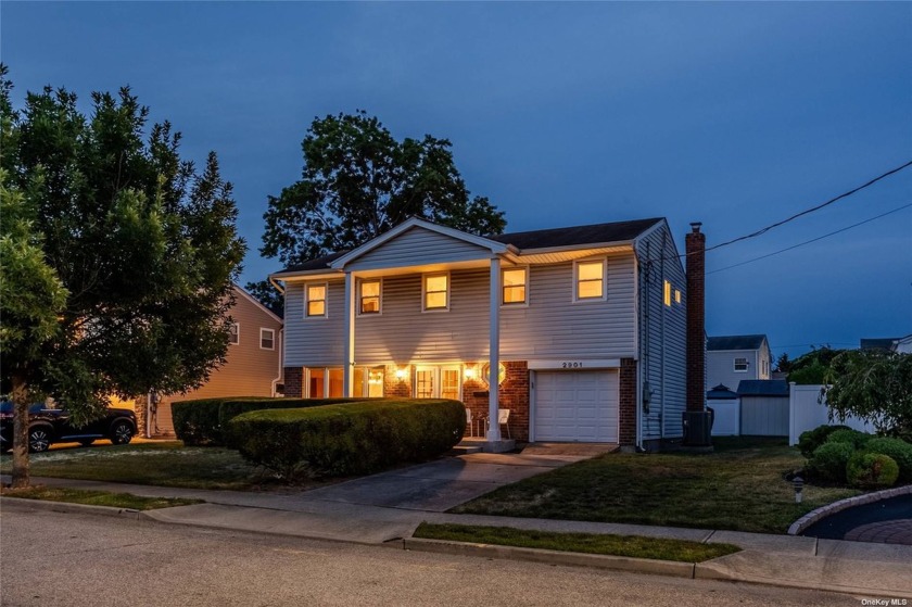 Welcome To This Well Maintained 4 Bedroom, 2.5 Bathroom Splanch - Beach Home for sale in Wantagh, New York on Beachhouse.com