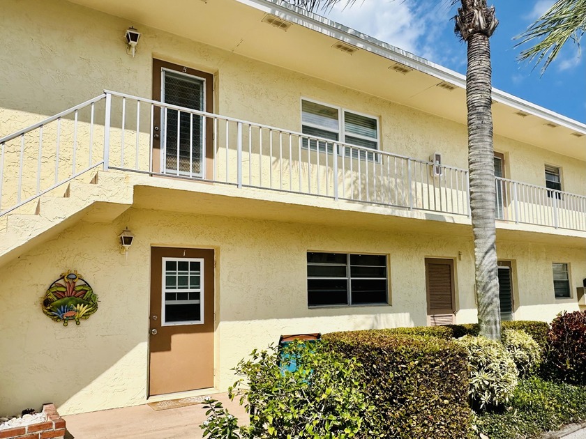 Come home to your own little slice of paradise! Affordable and - Beach Condo for sale in Stuart, Florida on Beachhouse.com