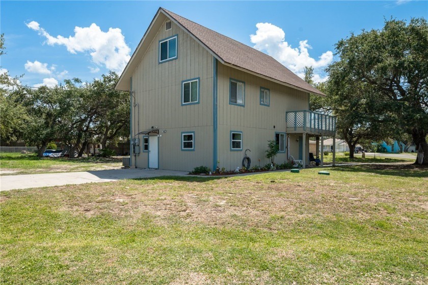 Welcome to 120 Retama Lane, a versatile Rockport property - Beach Home for sale in Rockport, Texas on Beachhouse.com