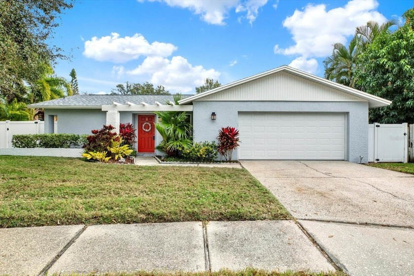 LIVE JUST MINUTES FROM THE BEACHES IN A NON-FLOOD ZONE! Welcome - Beach Home for sale in Seminole, Florida on Beachhouse.com