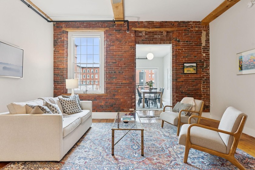 A fantastic two-bedroom, two-bath condo featuring a sun-filled - Beach Condo for sale in Biddeford, Maine on Beachhouse.com