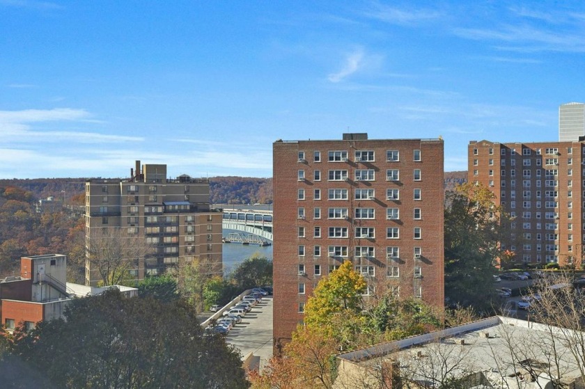 Bright & Spacious 2-Bd. Co-op with 24-hr. Doormen, Swimming Pool - Beach Condo for sale in Bronx, New York on Beachhouse.com