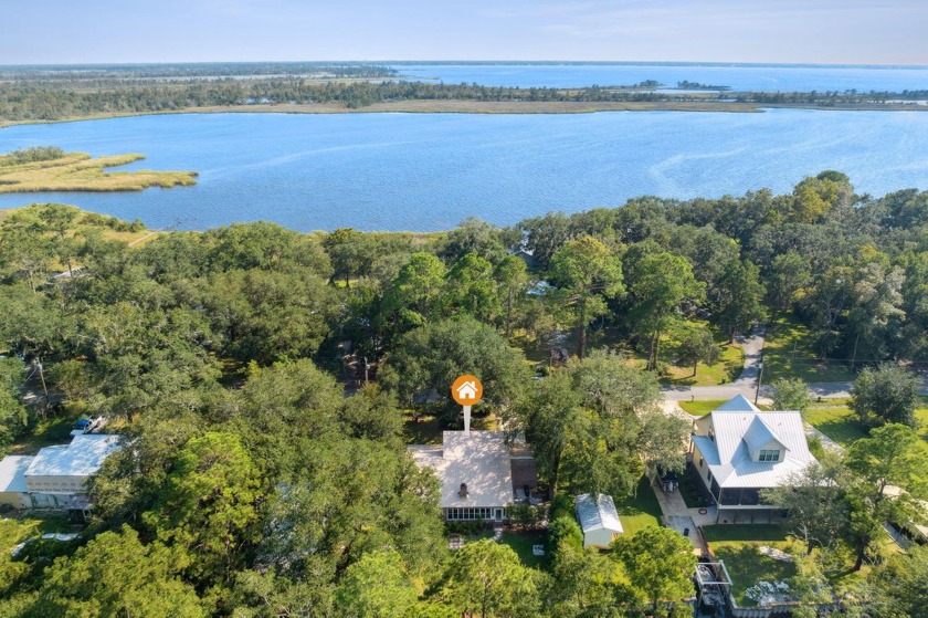 Beautiful WATERFRONT PROPERTY with recent KITCHEN/BATHROOM - Beach Home for sale in Freeport, Florida on Beachhouse.com