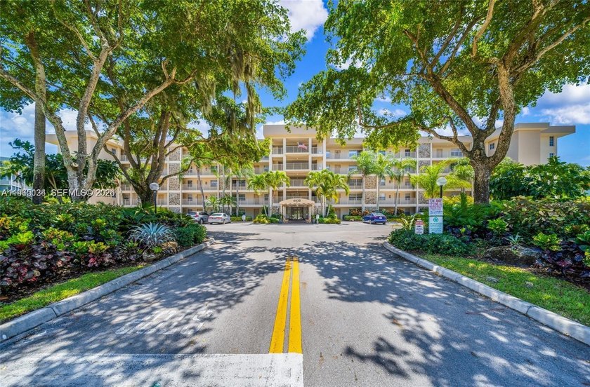 Excellent unit overlooking the golf course and lake - Beach Condo for sale in Pompano Beach, Florida on Beachhouse.com