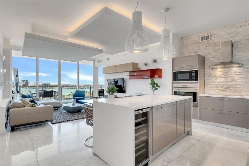 SPECTACULAR UNIT WITH DIRECT BAY VIEWS OF BISCAYNE BAY. 2 BED, 2 - Beach Condo for sale in Miami, Florida on Beachhouse.com