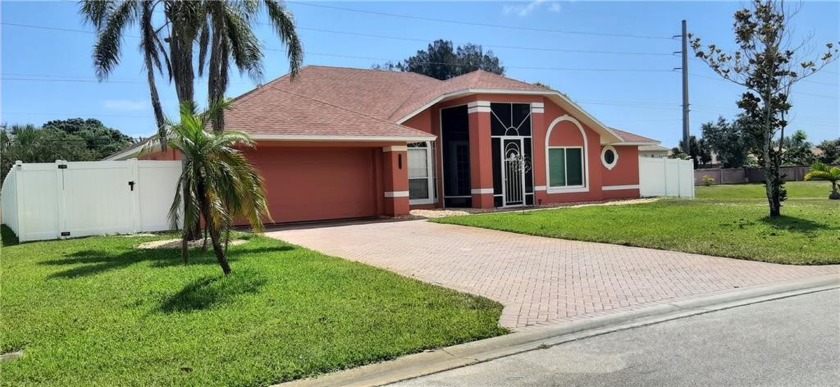 A must see! This 4 brm 3b features a split floor plan with a - Beach Home for sale in Vero Beach, Florida on Beachhouse.com