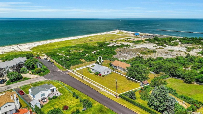 A once in a lifetime location! Charming cottage with - Beach Home for sale in Mattituck, New York on Beachhouse.com