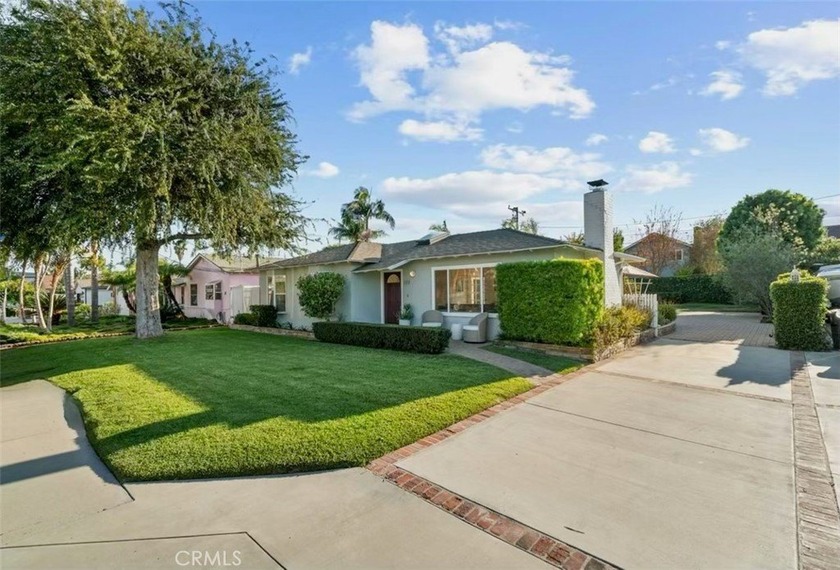 Just Listed in Eastside Costa Mesa! Bathed in natural light and - Beach Home for sale in Costa Mesa, California on Beachhouse.com