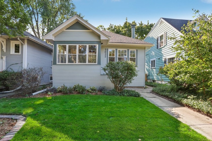 Gorgeous 4 bed 2 bath home in the desired Evanston area! Nothing - Beach Home for sale in Evanston, Illinois on Beachhouse.com