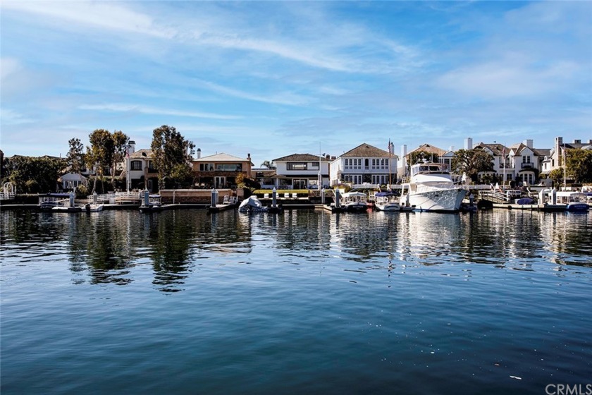 Welcome to the most exclusive and coveted island community in - Beach Home for sale in Newport Beach, California on Beachhouse.com