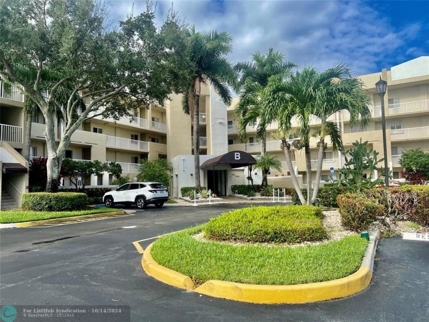 WELCOME TO THIS INVITING QUEEN MODEL IN THE PRESTIGIOUS - Beach Condo for sale in Tamarac, Florida on Beachhouse.com