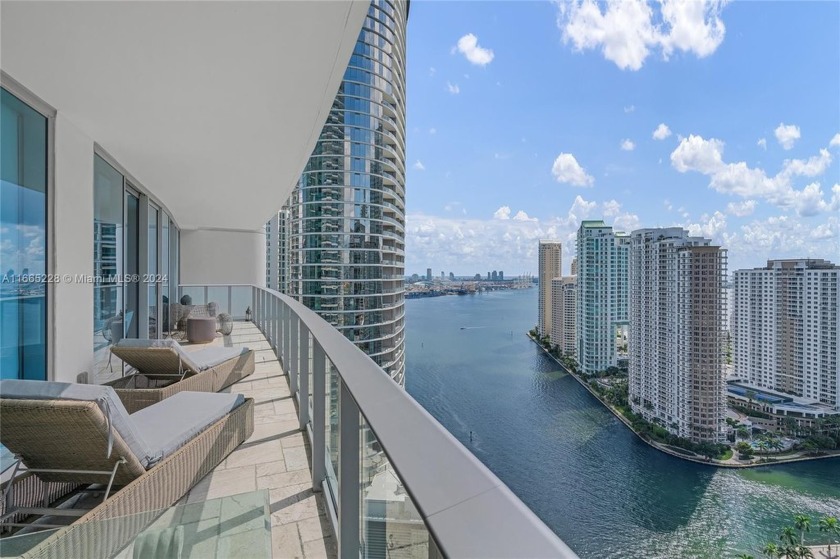 This stunning 2-bedroom plus den, 2-bath unit offers captivating - Beach Condo for sale in Miami, Florida on Beachhouse.com