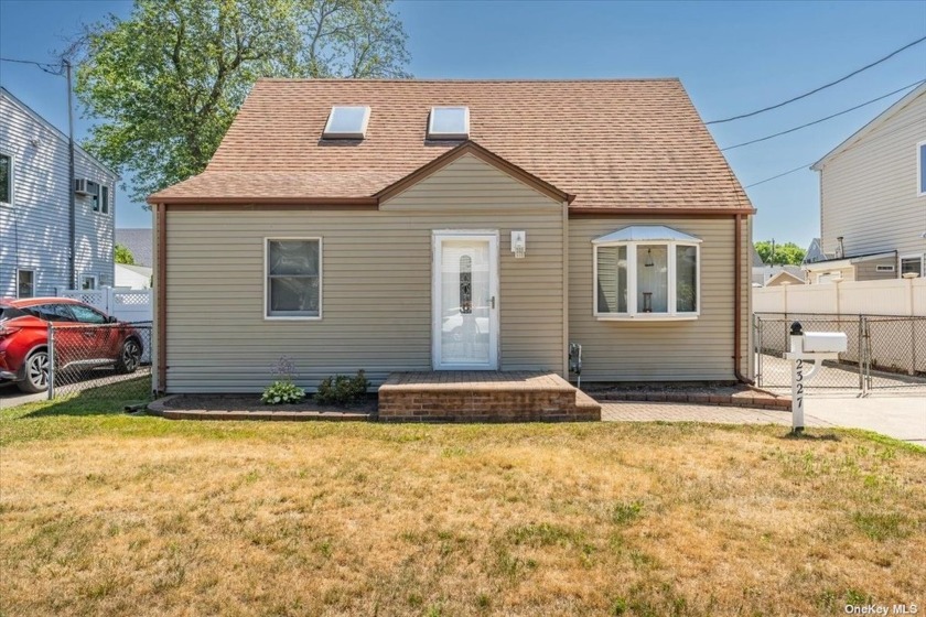 Welcome to 2327 Pine St Seaford! This adorable cape is ready for - Beach Home for sale in Seaford, New York on Beachhouse.com