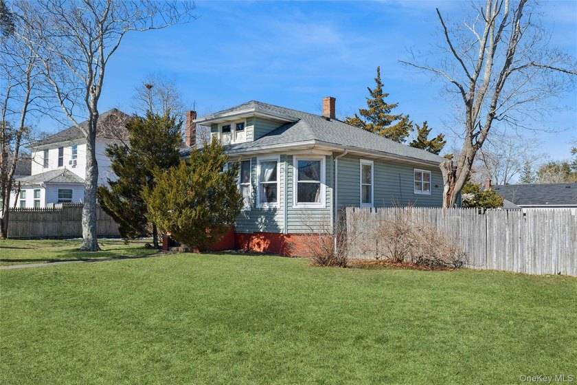 Welcome to 37 Lake Ave in Riverhead, a unique opportunity - Beach Home for sale in Riverhead, New York on Beachhouse.com