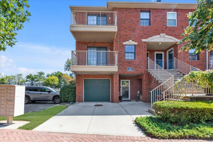 Beautiful and spacious (over 1400 sq ft) 3 bedrooms 2 bath - Beach Condo for sale in College Point, New York on Beachhouse.com