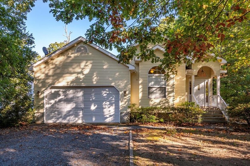 Beautifully refreshed single-level home in the amenity-rich - Beach Home for sale in Greenbackville, Virginia on Beachhouse.com