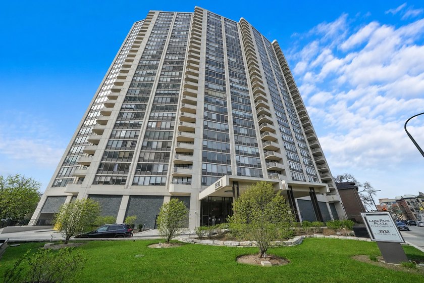 Welcome home to this beautiful residence at Lake Park Plaza in - Beach Condo for sale in Chicago, Illinois on Beachhouse.com