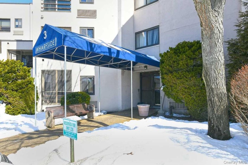 MINT ! 1 bedroom End Unit condo located in the gated Wharfside - Beach Condo for sale in Freeport, New York on Beachhouse.com
