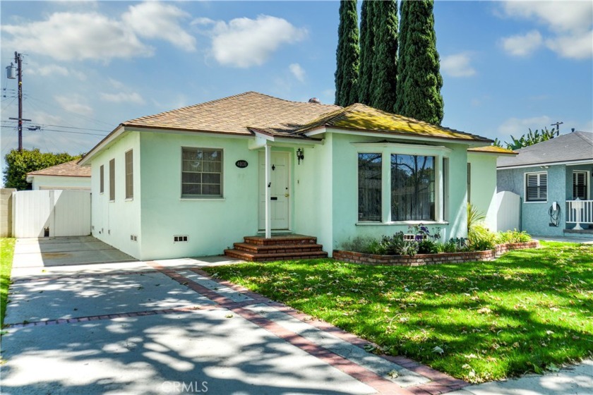 Don't miss out on this Charming 3 Bedroom 2 Bath home in a very - Beach Home for sale in Long Beach, California on Beachhouse.com
