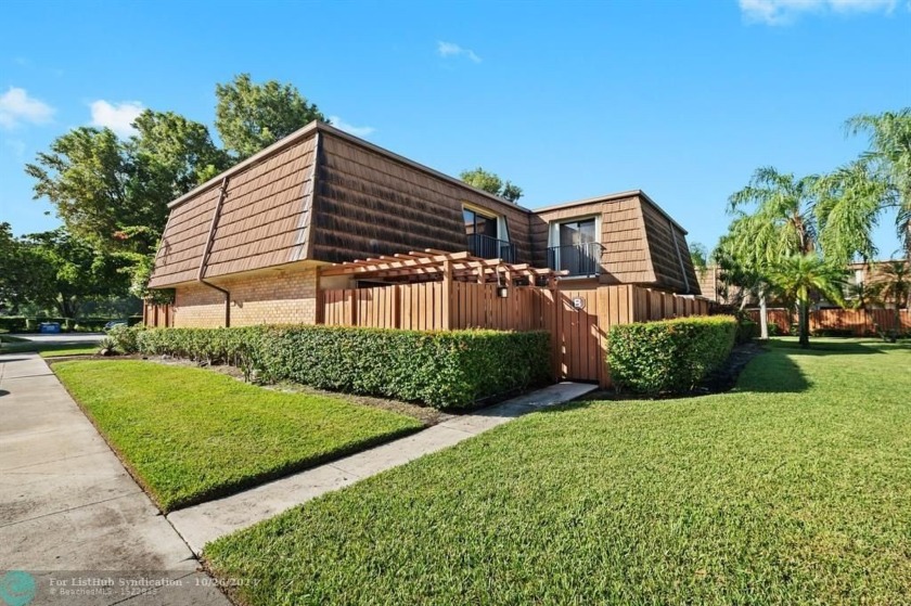 Lovely townhouse in Pine Island Ridge. Hurricane shutters - Beach Townhome/Townhouse for sale in Davie, Florida on Beachhouse.com