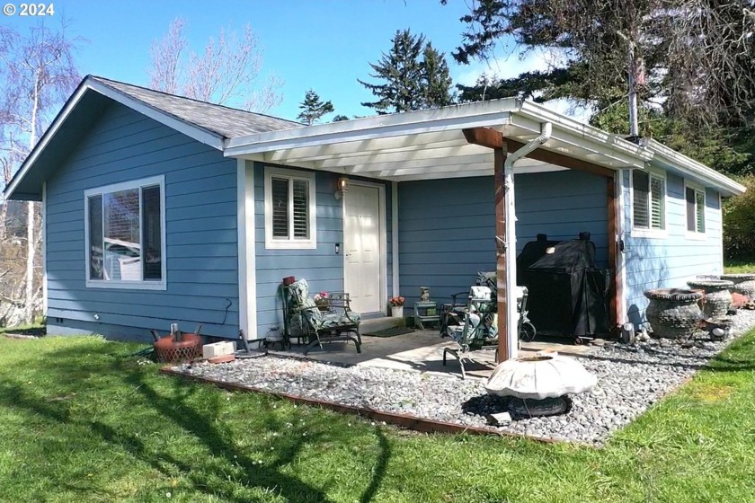 New Listing! Darling single-story charmer located in the heart - Beach Home for sale in Gold Beach, Oregon on Beachhouse.com