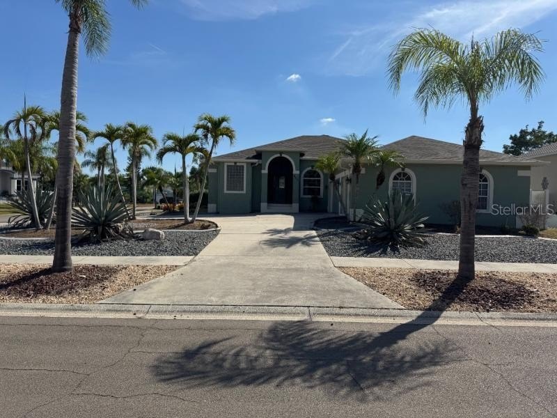 Gorgeous 3 Bedroom 2 Bathroom 3 Car Garage Plus Office/Den Pool - Beach Home for sale in Apollo Beach, Florida on Beachhouse.com