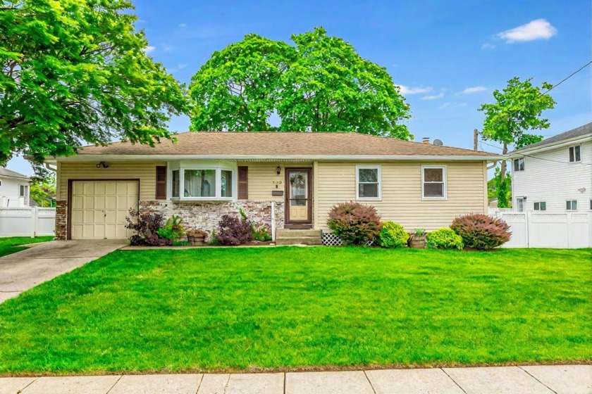 Welcome to this lovely 3 bedroom/2 bath ranch located mid block - Beach Home for sale in Copiague, New York on Beachhouse.com