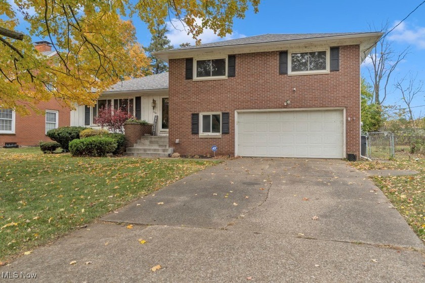 Welcome home to 2601 Merriweather Road in Sandusky. This - Beach Home for sale in Sandusky, Ohio on Beachhouse.com