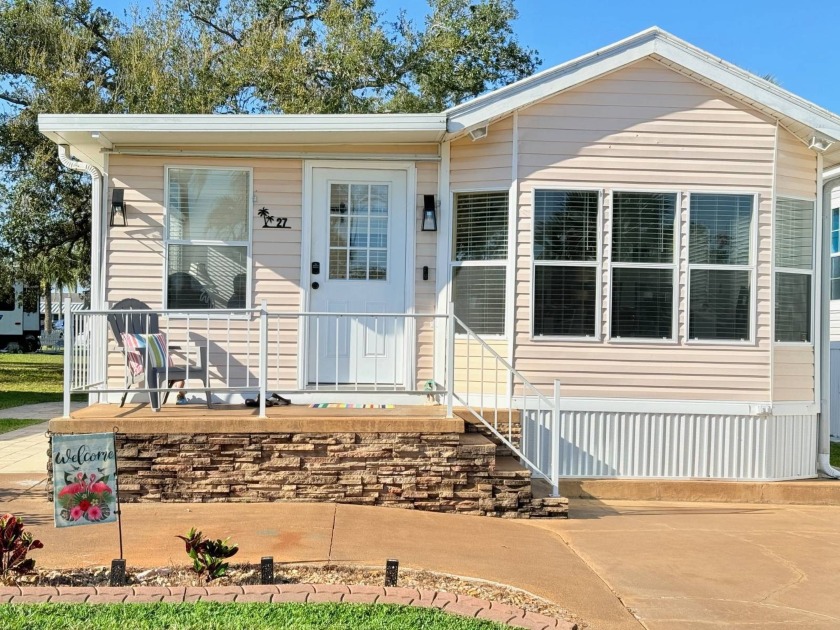 1995 Single-Level Home | 2 Bedrooms | 1.5 Bathrooms - Beach Home for sale in Nokomis, Florida on Beachhouse.com