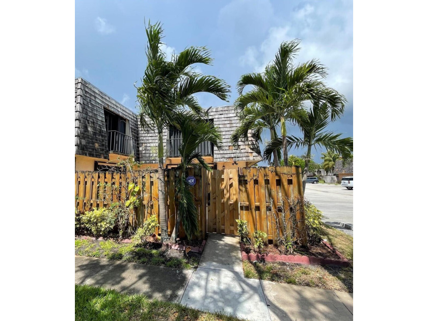 Very nicely maintained corner unit. great location. walk to - Beach Townhome/Townhouse for sale in Palm Springs, Florida on Beachhouse.com