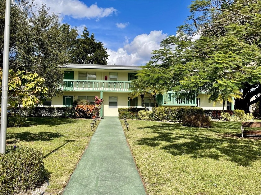 DESIRABLE UPMINSTER E COMMUNITY.  SHORT WALK TO HOUSES OF - Beach Condo for sale in Deerfield Beach, Florida on Beachhouse.com