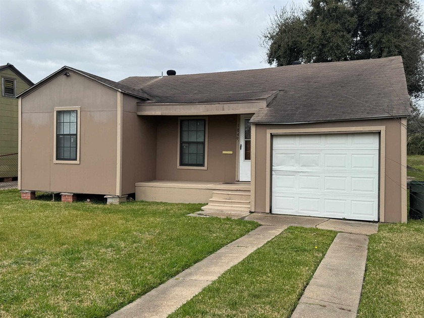 Move-in ready 2 bedroom with potential for a 3rd bedroom! This 1 - Beach Home for sale in Port Arthur, Texas on Beachhouse.com