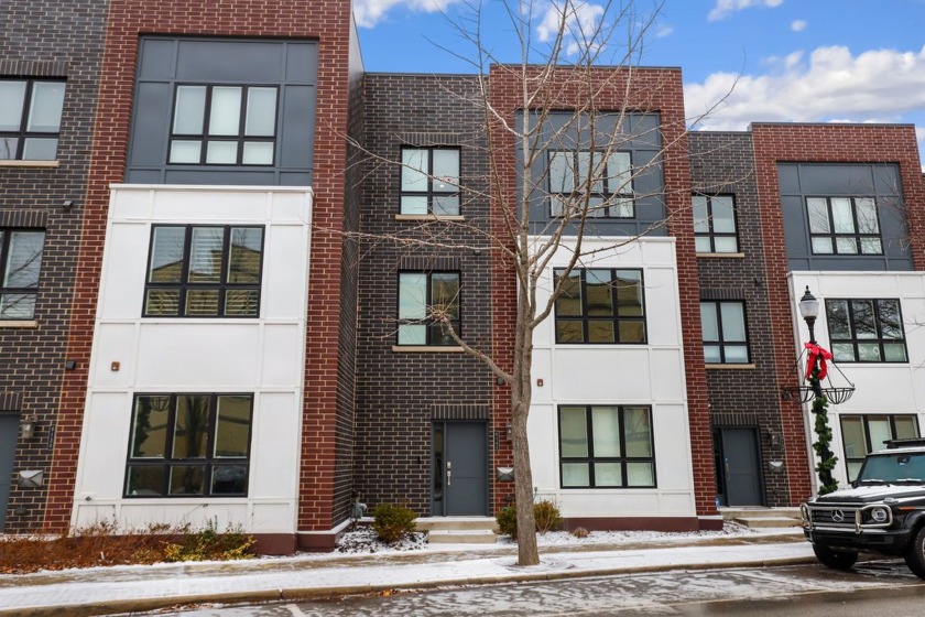 This exquisite 4-bedroom townhouse in downtown Skokie offers 2 - Beach Townhome/Townhouse for sale in Skokie, Illinois on Beachhouse.com