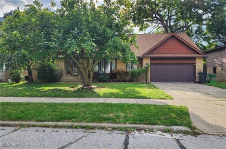 You won't want to leave this charming, exceptional and very - Beach Home for sale in Euclid, Ohio on Beachhouse.com