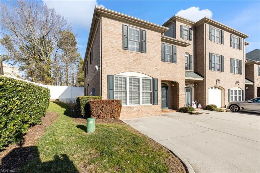 Beautiful brick end unit townhome in desirable gated beach - Beach Townhome/Townhouse for sale in Virginia Beach, Virginia on Beachhouse.com