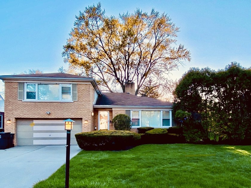Wonderful brick split-level sits on an oversized lot along a - Beach Home for sale in Evanston, Illinois on Beachhouse.com