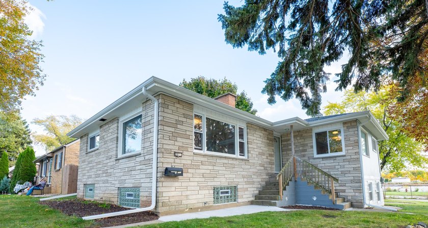 Just Listed in South Milwaukee! Fall in love with this - Beach Home for sale in South Milwaukee, Wisconsin on Beachhouse.com