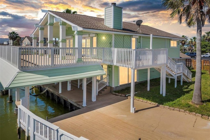 Charming home on amazing lot in Tiki Island. Lots of water - Beach Home for sale in Tiki Island, Texas on Beachhouse.com