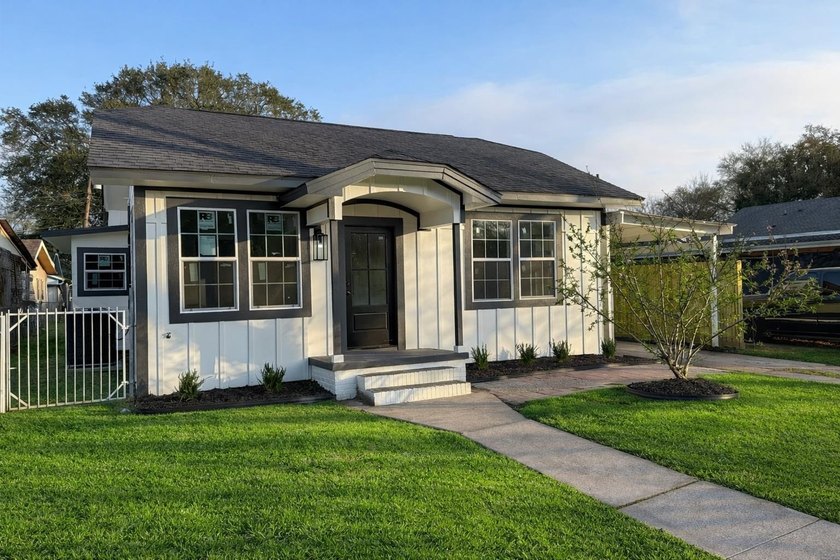 NEW HOME SMELL!! Fully Remodeled Home with Luxury Finishes and - Beach Home for sale in Port Arthur, Texas on Beachhouse.com