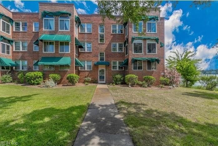 This 1st floor unit boasts 2 bedrooms with 2 ensuites, remodeled - Beach Home for sale in Norfolk, Virginia on Beachhouse.com