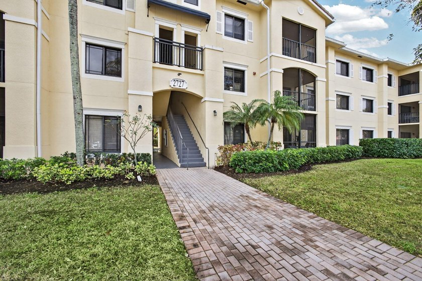 Welcome to this spacious and versatile 3-bedroom condo featuring - Beach Condo for sale in Palm Beach Gardens, Florida on Beachhouse.com