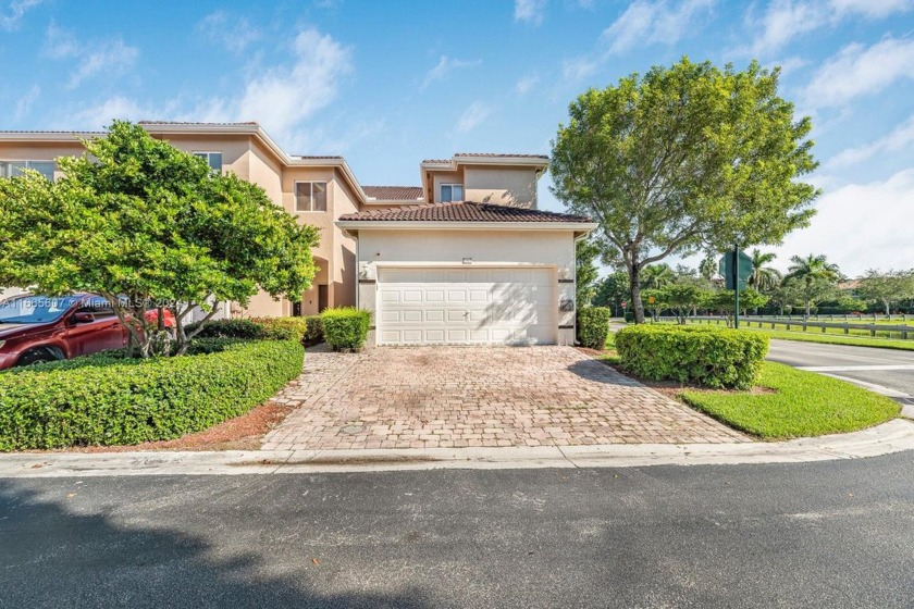 It's all about the VIEWS VIEWS VIEWS... Fabulous lakefront - Beach Townhome/Townhouse for sale in Homestead, Florida on Beachhouse.com