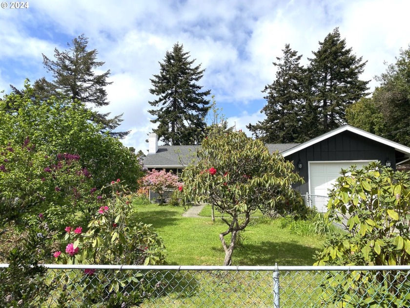 REDUCED! SELLER SAYS COME SEE THIS COASTAL CUTIE AND MAKE AN - Beach Home for sale in Florence, Oregon on Beachhouse.com