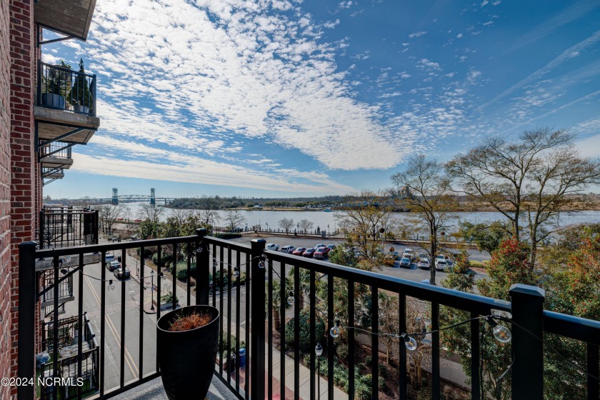 Luxurious, fully furnished Wilmington riverfront condominium - Beach Condo for sale in Wilmington, North Carolina on Beachhouse.com