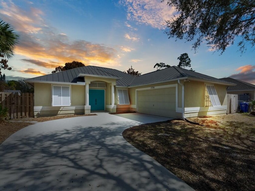 Well-maintained 3-bedroom, 2-bath home with a 2-car side-load - Beach Home for sale in Vero Beach, Florida on Beachhouse.com